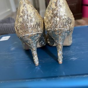 White House black market size 7 but runs small. Fits like a true. Size 6.